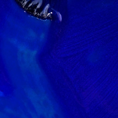 Superfície azul intensa com textura e brilho prateado