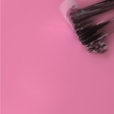 Pincel de maquilhagem molhado em líquido rosa