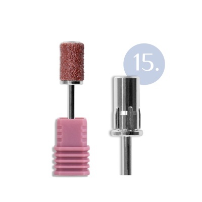 Acessórios para ferramenta rotativa, abrasivo vermelho com base rosa e peça metálica prateada com número 15 azul ao fundo