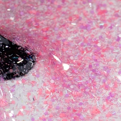Pincel a aplicar glitter colorido rosa, lilás e branco