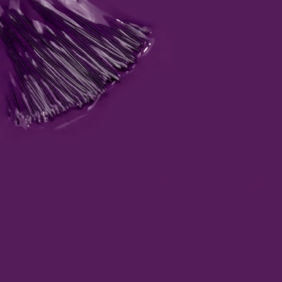 Fios metálicos finos prateados em leque sobre fundo roxo