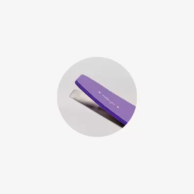 Lima de unhas roxa com texto master plus em fundo branco