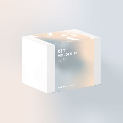 Embalagem branca com design pastel e texto KIT MOLDES F1