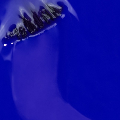 Tinta líquida azul brilhante com reflexos e textura ondulada