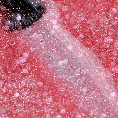 Verniz de unhas cor de rosa com glitter e escova aplicadora