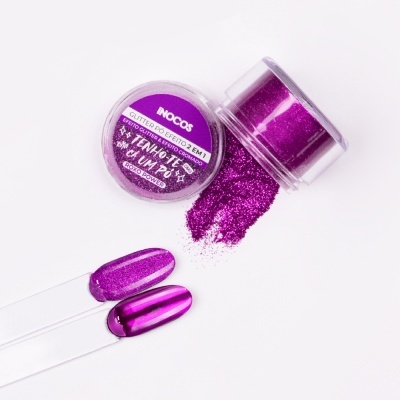 Glitter em pó roxo brilhante e amostras aplicadas em palitos