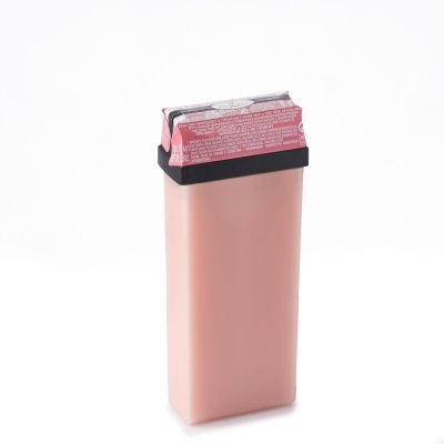 Recipiente rosa com tampa preta e rótulo cor-de-rosa com texto em várias línguas