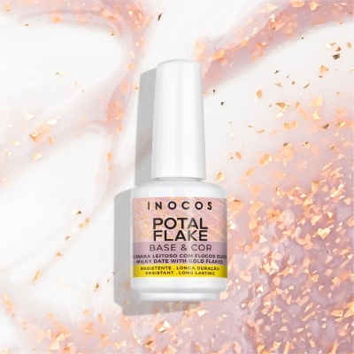 Verniz de unhas branco com rótulo lilás e amarelo e flocos dourados no fundo.