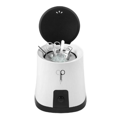 Esterilizador de unhas branco com tampa preta aberta e instrumentos de manicure dentro.
