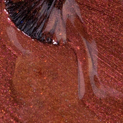 Pincel aplicando verniz de unha cobre brilhante