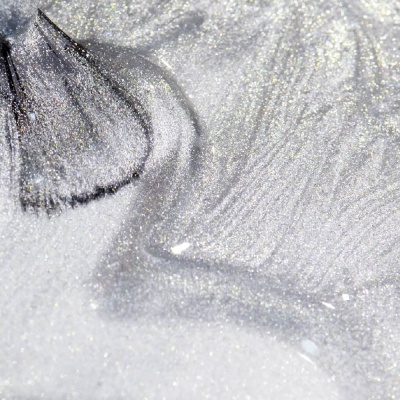 Verniz prateado glitter textura fluida com pincel