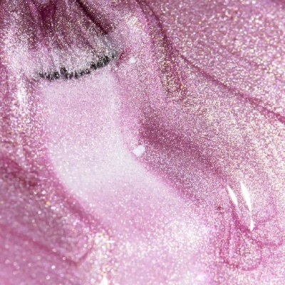 Verniz rosa cintilante com brilho e textura líquida