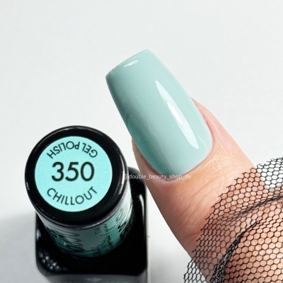 Esmalte de unhas gel azul esverdeado 350 CHILLOUT com unha pintada e rede preta