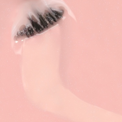 Escova de dentes elétrica com cerdas pretas em fundo rosa claro