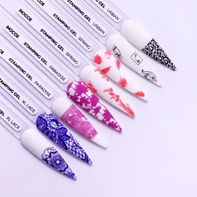 Amostras de unhas falsas com padrões estampados em gel e etiquetas com os nomes Urban, Spring, Paradise, XL Lace