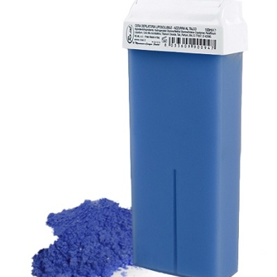 recipiente azul com tampa branca e pó azul ao lado