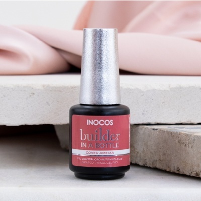 Frasco de verniz gel Inocos Builder In A Bottle Cover Ameixa em pedra com tecido rosa