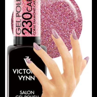 Esmalte gel rosa glitter 230 CARAT Victoria Vynn com mão a mostrar unhas pintadas