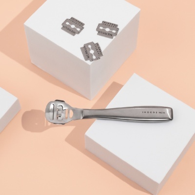 Utensílio de aço inoxidável para cuidados com os pés e lâminas de barbear em base branca