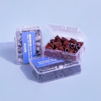 Caixas de abrasivos para unhas de gel em plástico transparente com rótulos azuis