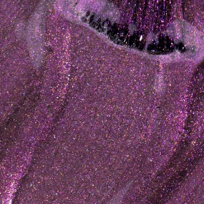 Esmalte de unhas roxo com glitter brilhante e textura líquida