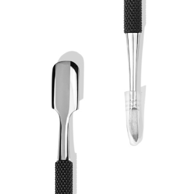 Ferramentas de manicure com cabo preto e partes metálicas em fundo branco
