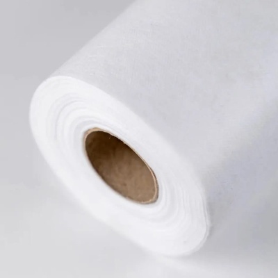 Rolo de tecido branco com tubo interior de cartão