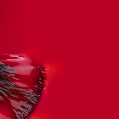 Pincel de maquilhagem com verniz de unhas vermelho brilhante