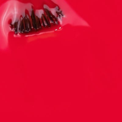 Pincel de esmalte com cerdas pretas e esmalte vermelho brilhante