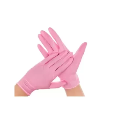 Luvas descartáveis cor-de-rosa em mãos sobre fundo branco