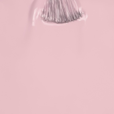 Colheres metálicas prateadas sobre fundo rosa liso
