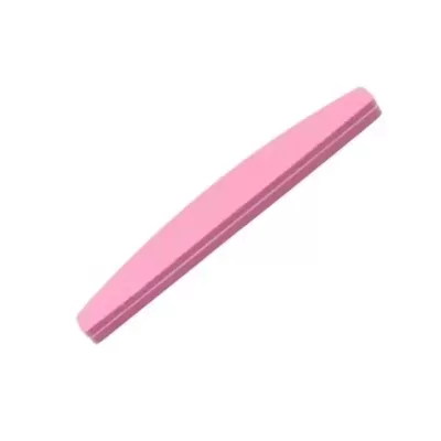 Lima de unhas rosa curva sobre fundo branco
