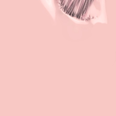 Pincel com cerdas pretas sobre fundo rosa claro