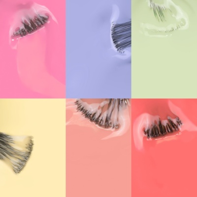 Seis pincéis de máscara de pestanas com rímel preto em fundos coloridos