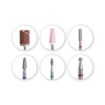 Sete brocas de manicure com bases metálicas e revestimentos de diversas cores e texturas.