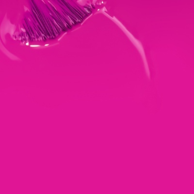 Pincel aplicador sobre esmalte de unhas rosa vibrante