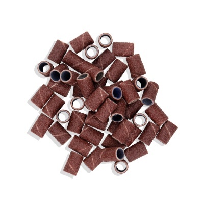 Bandas abrasivas cilíndricas castanhas sobre fundo branco