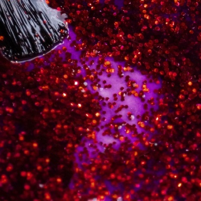 Verniz de unhas roxo com glitter vermelho e pincel