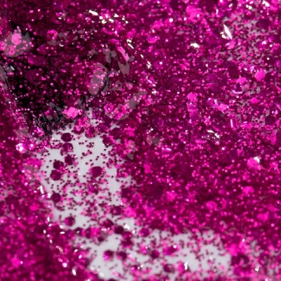 Glitter rosa metálico brilhante em superfície branca