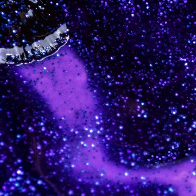 Frasco de verniz de unhas com glitter azul e roxo