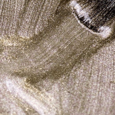 Pintura metálica dourada com textura brilhante e pinceladas visíveis