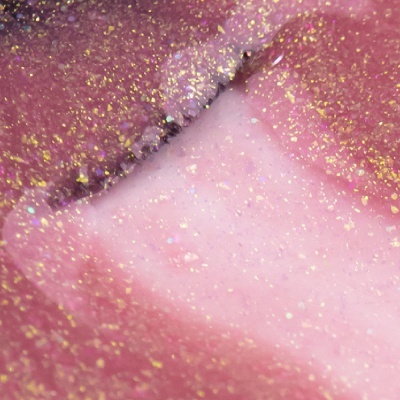 Lábios com gloss cor de rosa cintilante com glitter dourado