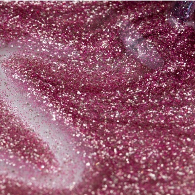 Glitter rosa com partículas prateadas sobre superfície clara
