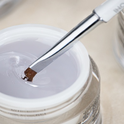 Pote de gel transparente com pincel de cabo branco e metal