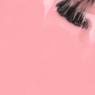 Pincel de maquilhagem preto molhado em verniz rosa