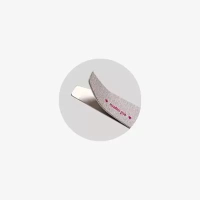Lima de unha prateada com revestimento cinza e texto rosa master pro