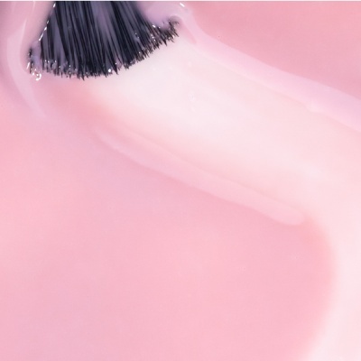 Pincel com esmalte rosa claro