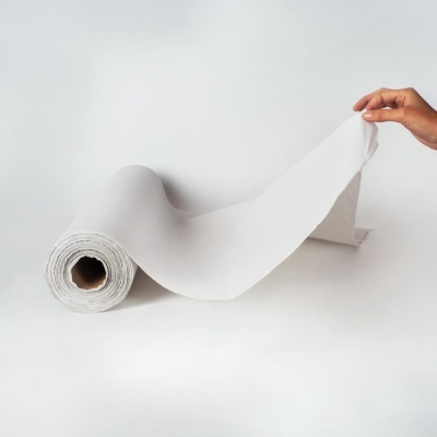 Rolo de papel branco sendo desenrolado por mão