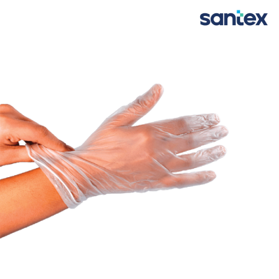 Mão a vestir luva descartável transparente sobre fundo branco com logo santex.