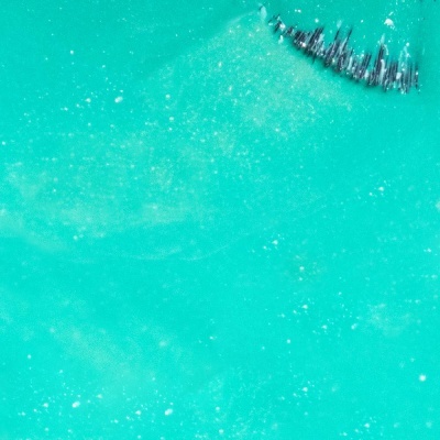 Fundo azul turquesa com textura brilhante e escova de cílios preta no canto superior direito